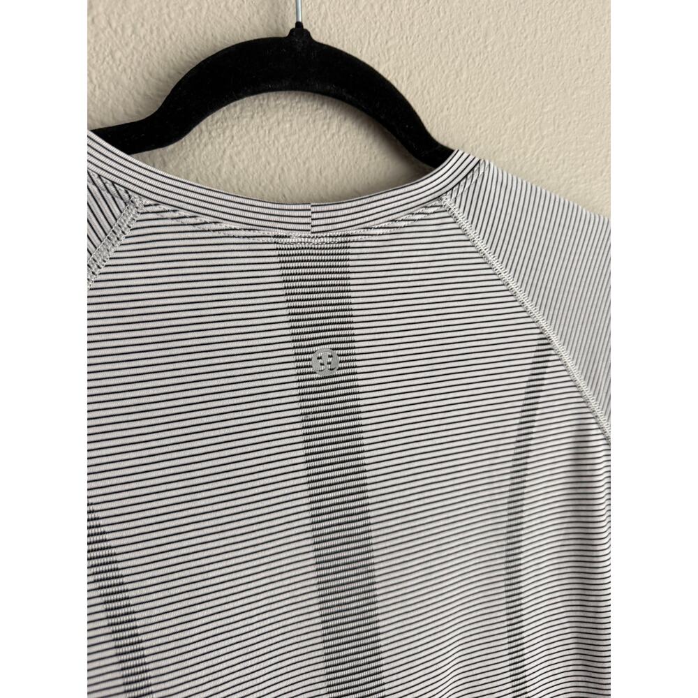 Lululemon Sz 12 Swiftly Tech Short Sleeve 2.0
Tempo Stripe White Black Tee Shirt - Picture 5 of 6